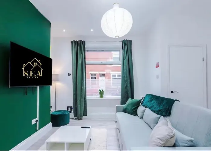 Modern 2-bed House Near Centre - Sleeps 6 *