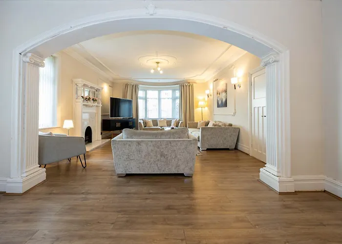 Detached House In Prestwich Sleeps 10 With Parking Holiday home