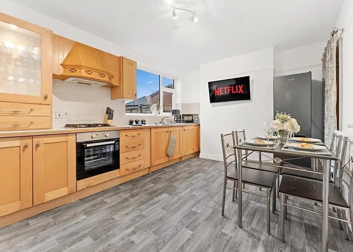 Дом отдыха Luxury Group - - Sleeps 9