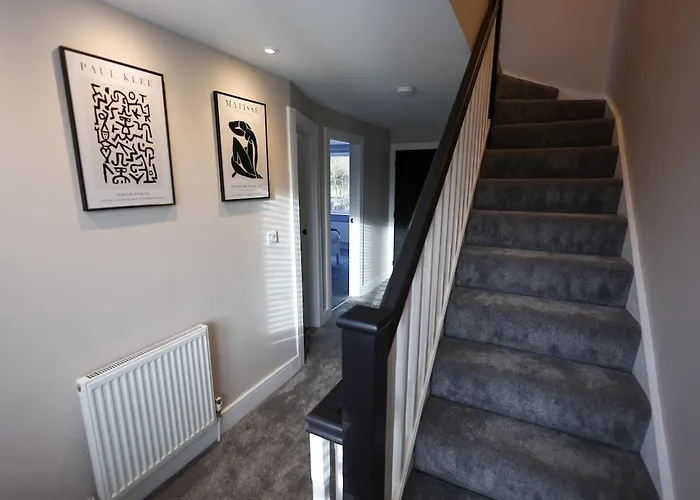 Stunning Family With Hot Tub In Worsley *