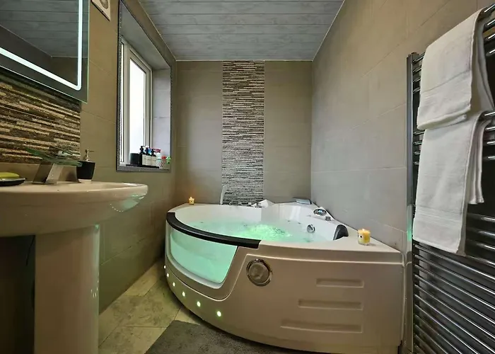 Elegant With Hot Tub