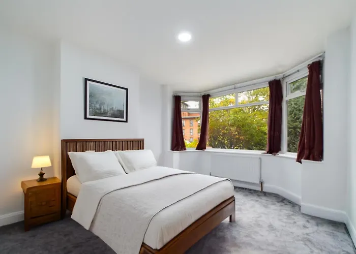 Newly Built 4-bed Semi-detached 2 Baths, Near Ferienhaus Manchester