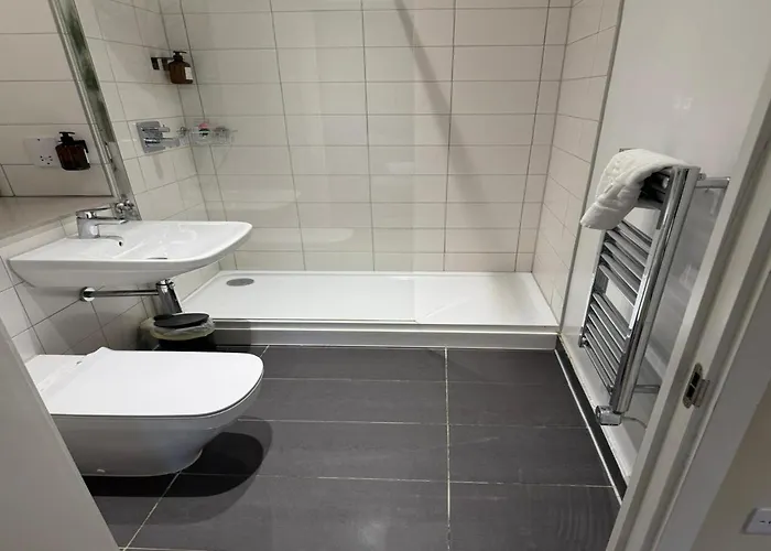 Stylish Townhouse With Parking - Pass The Keys Holiday home