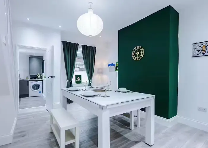 Modern 2-bed House Near Centre - Sleeps 6 Ferienhaus