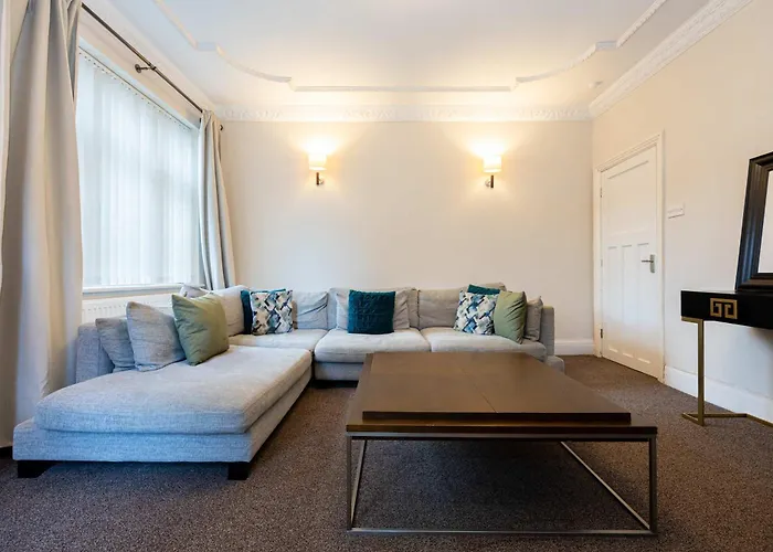 Detached House In Prestwich Sleeps 10 With Parking Holiday home