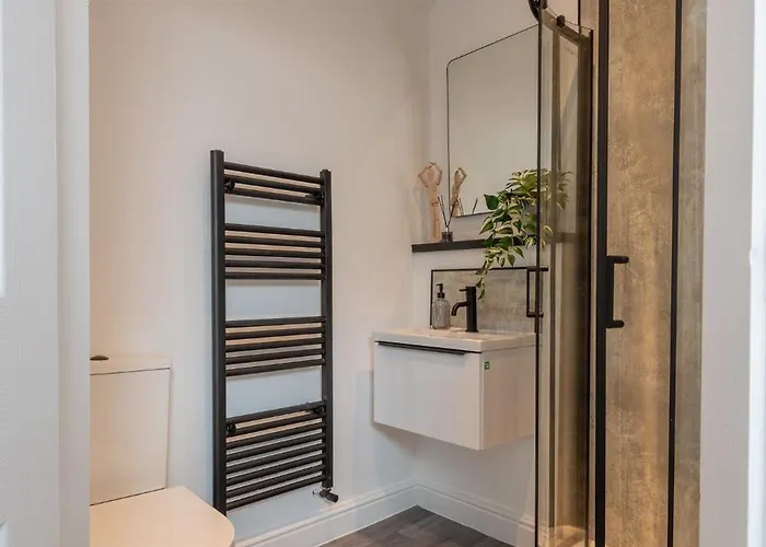 Stylish Comfort Retreat - Salford, Sleeps 8 Ferienhaus Manchester