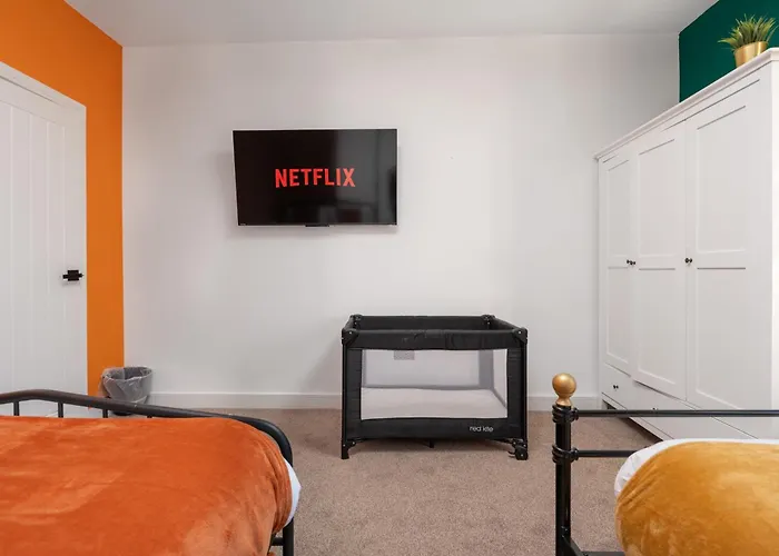 Exotic 4bd, Etihad, Coop Arena - Tv In And Outdoor Dining 펜션 *