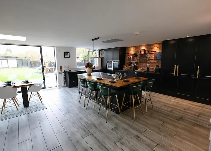 Сasa de vacaciones Stunning Family With Hot Tub In Worsley Mánchester