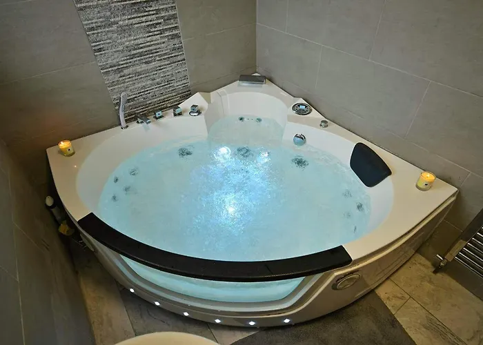 Dom wakacyjny Elegant With Hot Tub Manchester