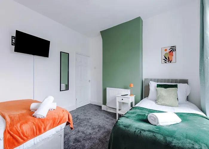 Spacious 3 Bed In By 53 Degrees Property, Perfect For Group Stays, Sleeps 8 With Free Parking! בית נופש