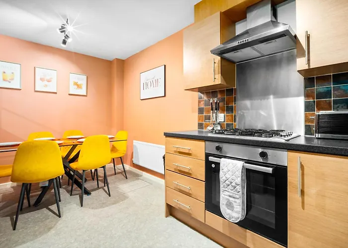 Vakantiehuis Stylish 4 Bed House With Garden - 4 Doubles Beds & 1 Single Bed - Sleeps 9 - Salford - Free Parking - Smart Tvs In Every Bedroom - Free Netflix - 6 Min To Centre, Close To Trafford Centre, Etihad Stadium, Arena, Clubs & Mor Manchester