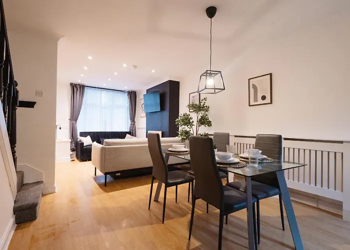 Holiday home 3 Bedroom House In Salford - Sleeps 6 Guests, Contractors, Groups, Families, Business, Leisure & Relocation Welcome, 15 Minutes From Centre, Fast Wi-fi, Smart Tv In Each Bedroom And Free Parking, Long & Short Welcome