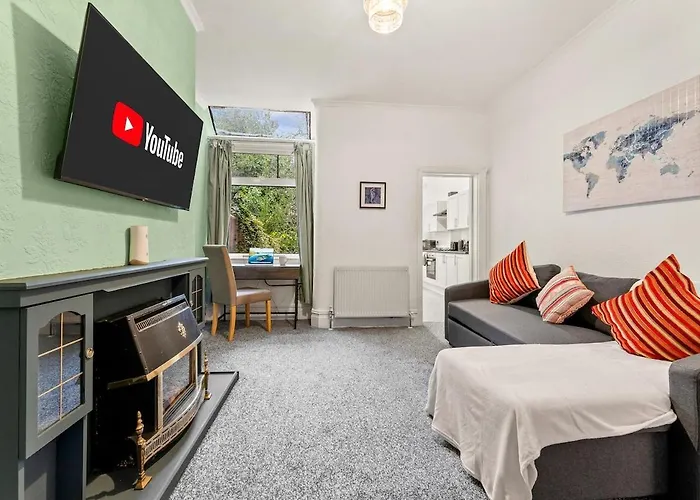 Premium Failsworth - Sleeps Up To 14! *