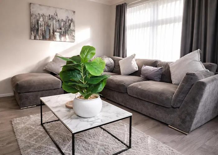 Spacious 3-Bed House With Private Yard 펜션 *