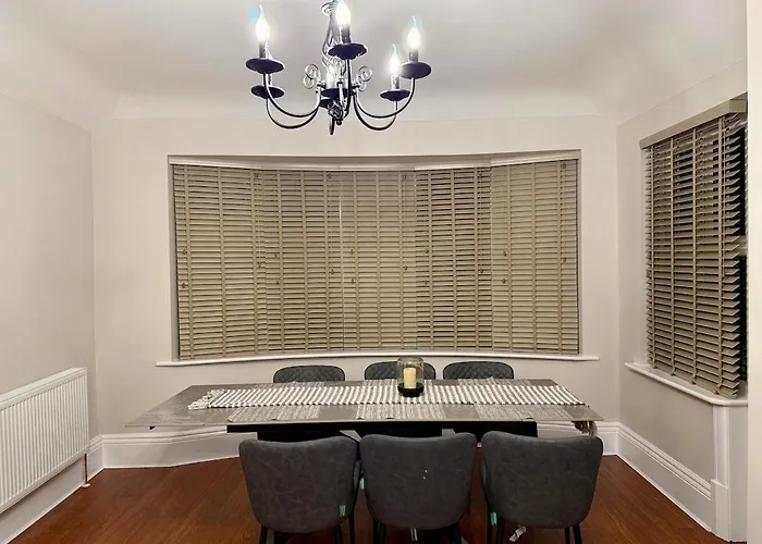 Large Luxury 4 Bedroom With Parking 펜션