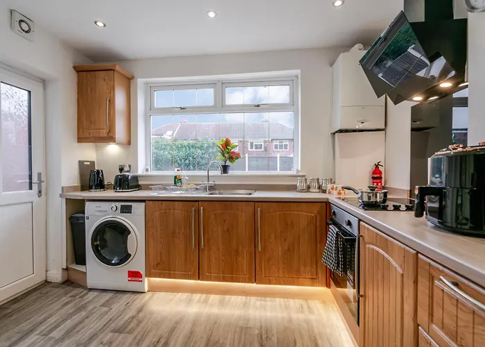 Konukevi Spacious 4 Bed Ideal For Business & Long Term Stays, Free Parking Manchester