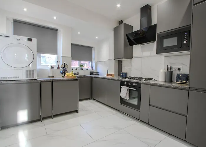 Modern & Spacious 4-bedroom Home, Family & Contractor Friendly, Tatil Evi *