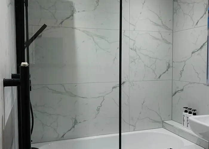 Modern 3-br On Edge Of Center With Free Parking Manchester