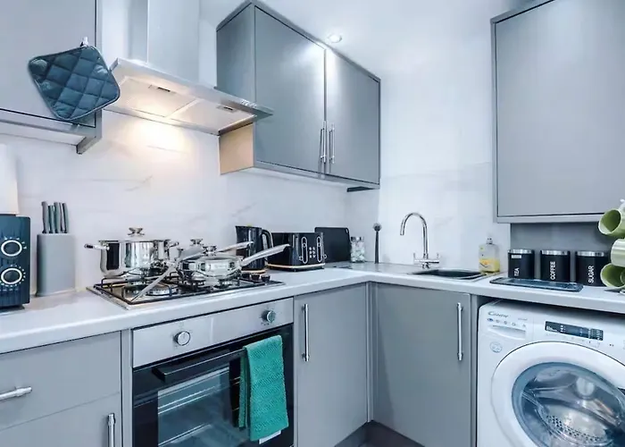 Modern 2-bed House Near Centre - Sleeps 6 *