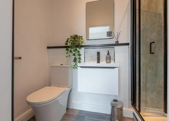 Stylish Comfort Retreat - Salford, Sleeps 8 Ferienhaus