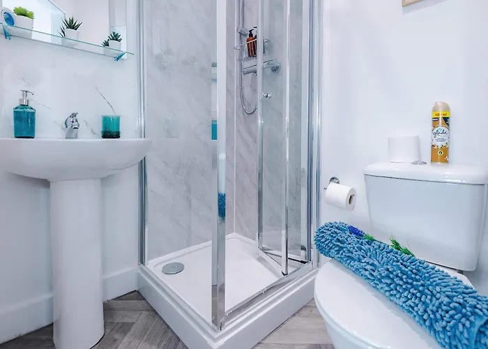 Modern 6 Bed House With Ensuites By 53 Degrees Property, Perfect For Business And Groups Manchester