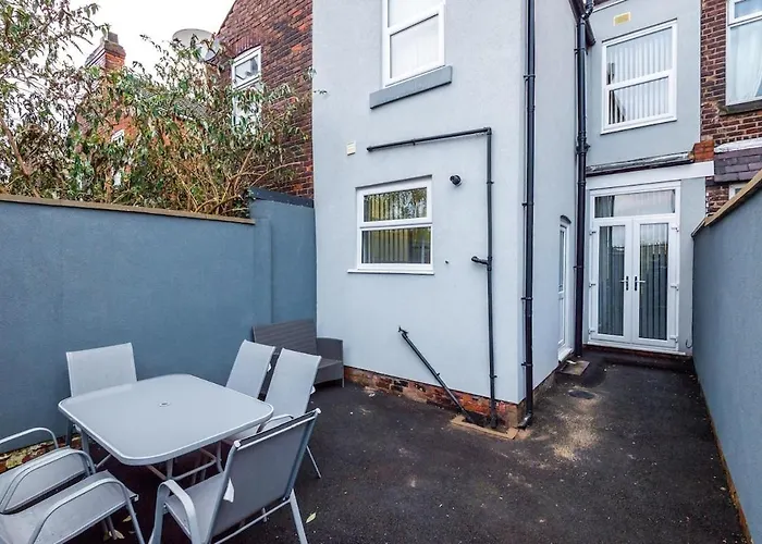 Sleeps 13, Free Parking, Near Etihad & C0-0p Live, 4br