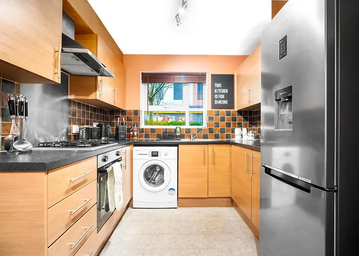 Stylish Manchester 4 Bed House With Garden - 4 Doubles Beds & 1 Single Bed - Sleeps 9 - Salford - Free Parking - Smart Tvs In Every Bedroom - Free Netflix - 6 Min To City Centre, Close To Trafford Centre, Etihad Stadium, Manchester Arena, Clubs & Mor 펜션 맨체스터