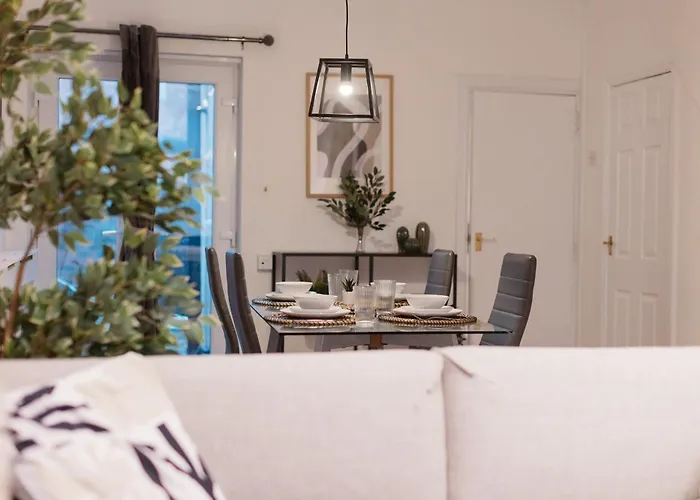 度假居 3 Bedroom House In Salford - Sleeps 6 Guests, Contractors, Groups, Families, Business, Leisute & Relocation Welcome, 15 Minutes From Centre, Fast Wi-fi, Smart Tv In Each Bedroom & Free Parking, Long And Short Welcome *