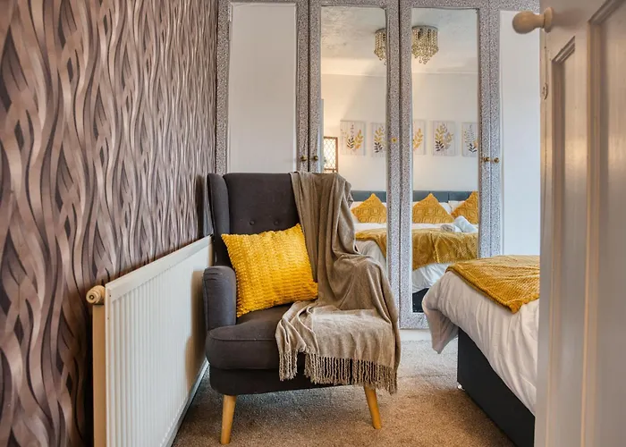 3 Bedrooms Sleeps 7 Free Parking *