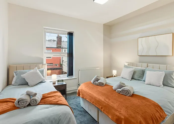 Dom wakacyjny Manchester 2 Bedroom 5 Beds House 10 Minutes Away From City Centre And Hospitals On Street Parking ,Great For Long Term Stays Contractors And Hospital Workers *