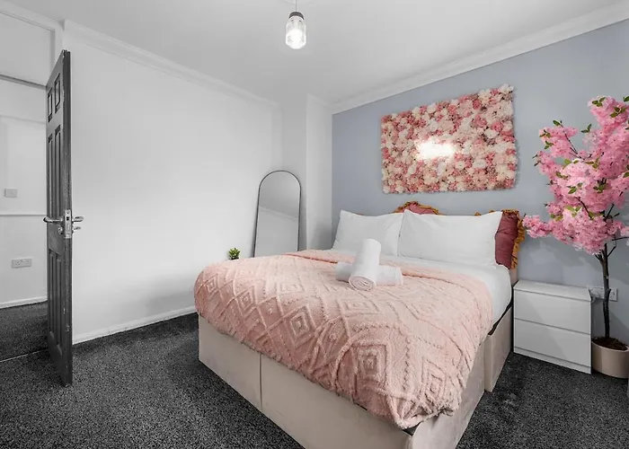 The Vibe & Play Hangout - Hot Tub Retreat בית נופש *