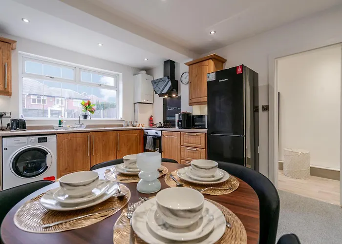 Spacious 4 Bed Ideal For Business & Long Term Stays, Free Parking