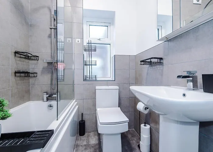 Ideal Group 3br House For 8 Parking Manchester