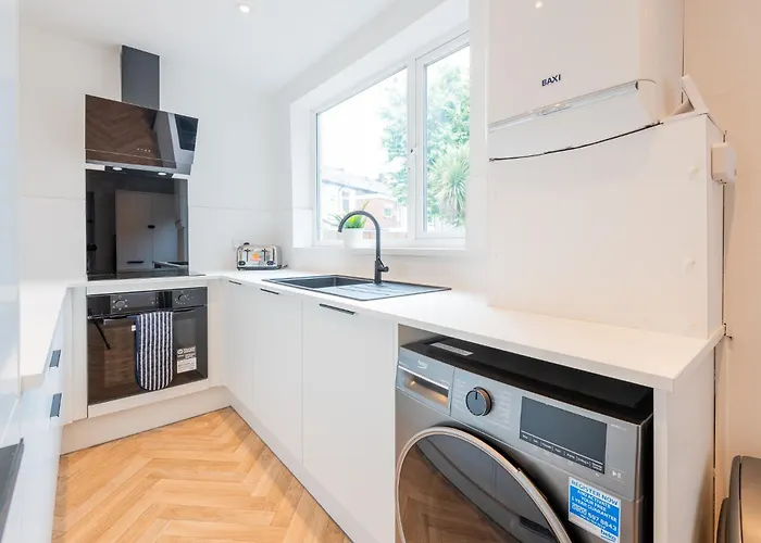 Stylish Comfort Retreat - Salford, Sleeps 8 Ferienhaus