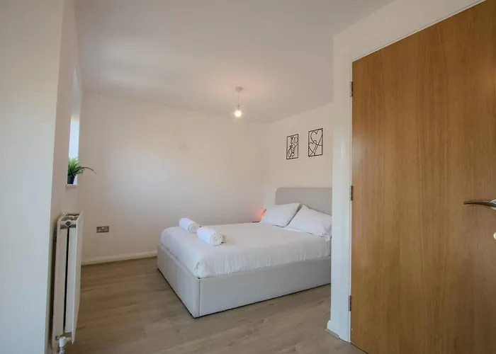 Modern 2-bed House In Swinton - Private Parking * 맨체스터