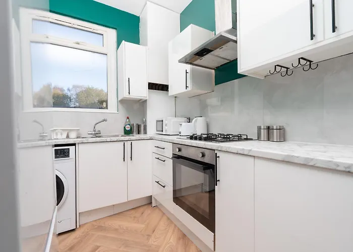 Tatil Evi Exotic 4bd, Etihad, Coop Arena - Tv In And Outdoor Dining