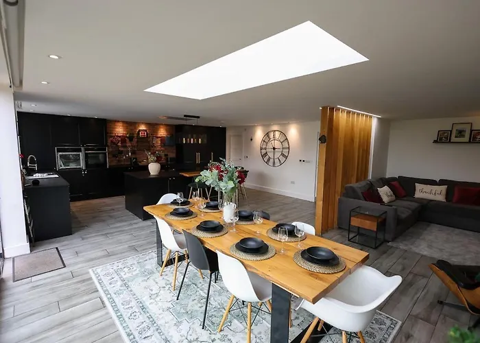 Сasa de vacaciones Stunning Family With Hot Tub In Worsley Mánchester