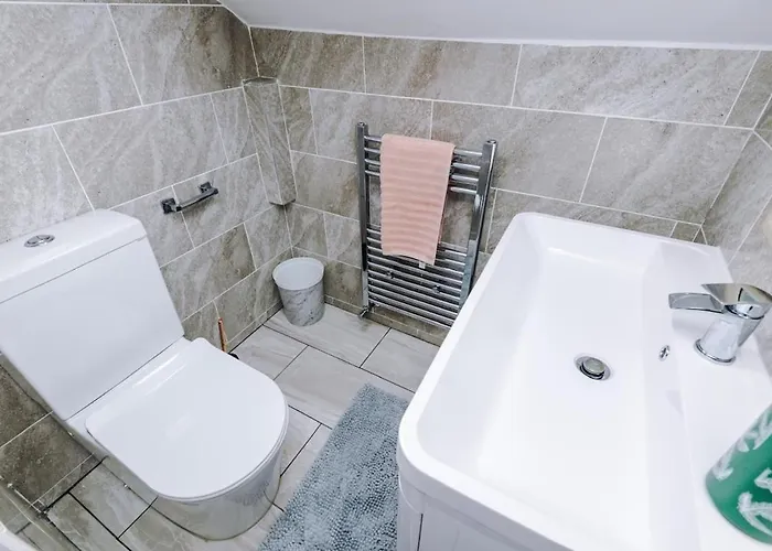 Sleeps 13, Free Parking, Near Etihad & C0-0p Live, 4br 펜션 *