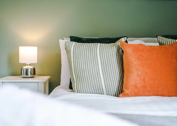 Spacious 3 Bed In By 53 Degrees Property, Perfect For Group Stays, Sleeps 8 With Free Parking! בית נופש *