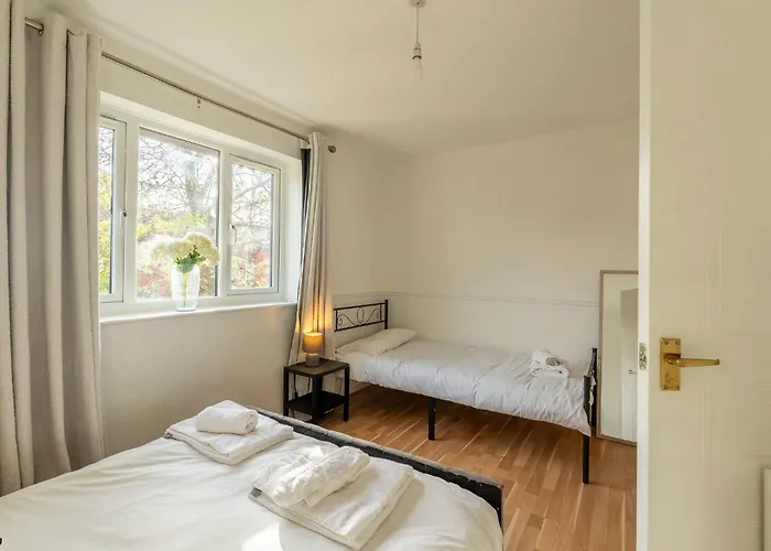 2br House Contractors Parking Wifi Holiday home