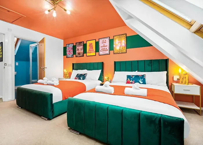 Stylish 4 Bed House With Garden - Sleeps 9 - Salford - Free Parking - Smart Tvs In Every Bedroom - Free Netflix & Ultra Fast Wifi - 6 Min To Centre, Close To Trafford Centre, Etihad Stadium, Arena, Clubs & *