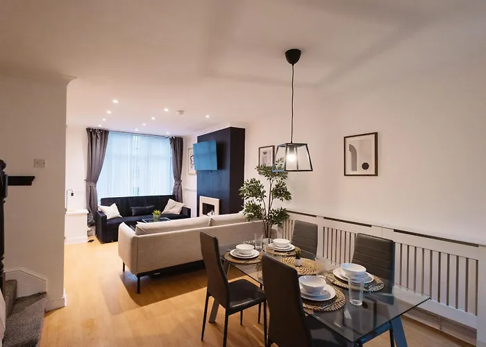 3 Bedroom House In Salford - Sleeps 6 Guests, Contractors, Groups, Families, Business, Leisure & Relocation Welcome, 15 Minutes From Centre, Fast Wi-fi, Smart Tv In Each Bedroom And Free Parking, Long & Short Welcome * מנצ'סטר