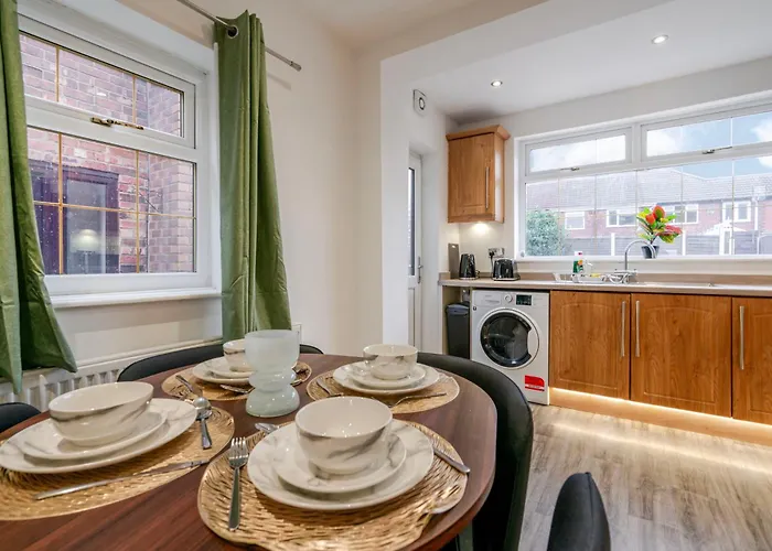 4 Bedroom Serviced House Ideal For Business & Long Term With Free Parking *