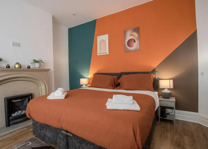 Tatil Evi Modern & Spacious 4-bedroom Home, Family & Contractor Friendly,