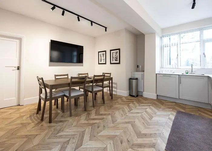 Detached House In Prestwich Sleeps 10 With Parking Holiday home *