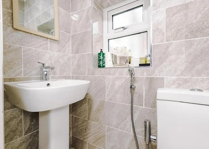 Sleeps 13, Free Parking, Near Etihad & C0-0p Live, 4br Tatil Evi Manchester