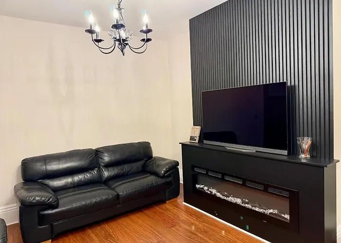 Large Luxury 4 Bedroom With Parking 맨체스터