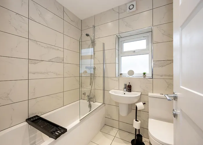 Spacious 4br Perfect For Groups & Contractors Manchester