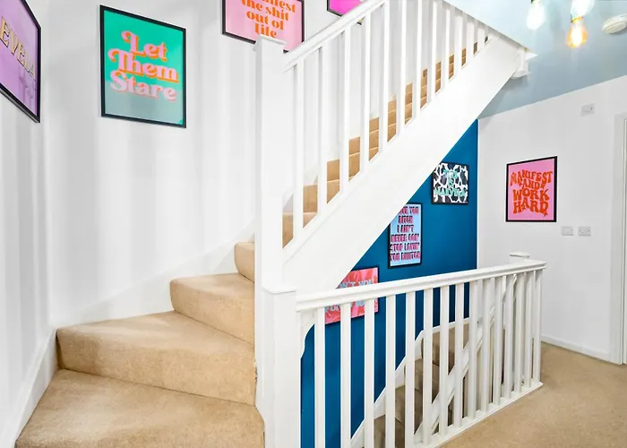 Stylish Manchester 4 Bed House With Garden - 4 Doubles Beds & 1 Single Bed - Sleeps 9 - Salford - Free Parking - Smart Tvs In Every Bedroom - Free Netflix - 6 Min To City Centre, Close To Trafford Centre, Etihad Stadium, Manchester Arena, Clubs & Mor