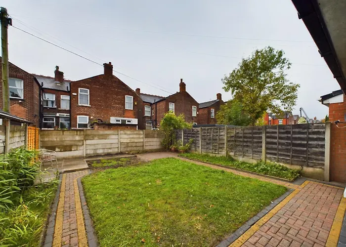 Newly Built 4-bed Semi-detached 2 Baths, Near Ferienhaus Manchester